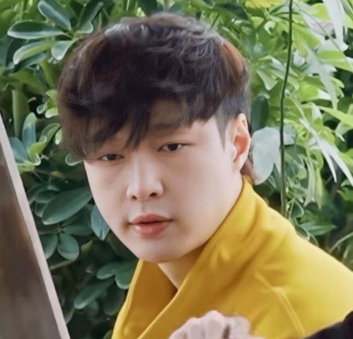 瓜地吃瓜张艺兴,张艺兴演绎夏日青春旋律